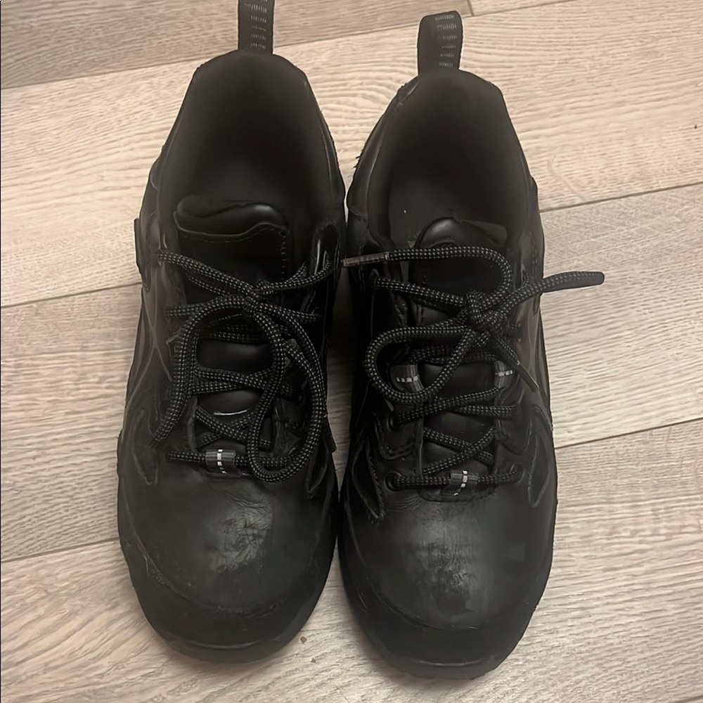 Black Athletic Shoes with Minimalist Design